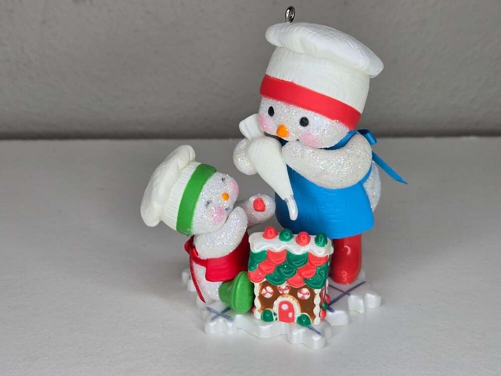 Hallmark Ornament Frosting Friends 2016 Making Memories Snowmen Baking